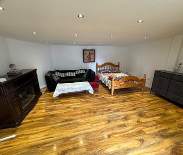 1 bedroom in a house share to rent - Photo 2