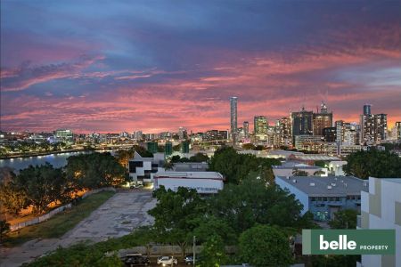 Fully Furnished Modern One-Bedroom Apartment in the Heart of West End - Photo 3