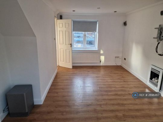 4 bedroom semi-detached house to rent - Photo 1