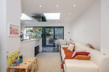 3 bedroom flat to rent - Photo 2