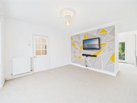 3 bedroom Semi-detached house to rent - Photo 4