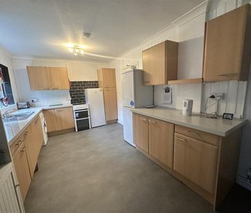 5 bedroom semi-detached house to rent - Photo 2