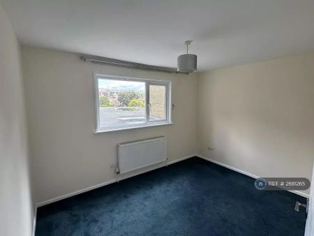3 bedroom flat to rent - Photo 3