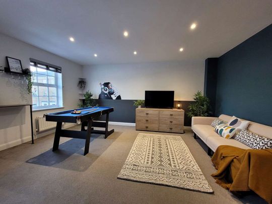 We are pleased to bring to the market this newly refurbished, substantial 5 bedroom family home offered on an unfurnished basis. Situated in a popular location in Grange Park and conveniently placed with good access to local schools and amenities. Room 3 - 14 The Ridings - Photo 1