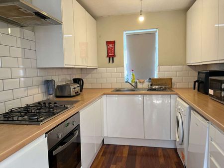 Farnham Gardens Room 4 - Photo 5