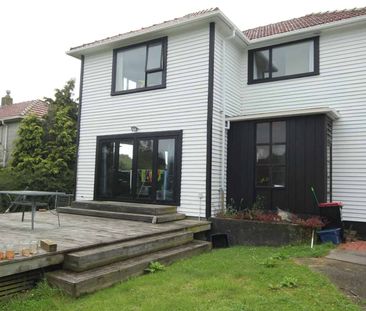 Spacious 3-Bedroom Home - Pet Friendly - Photo 5