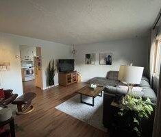 Frederick ~ Lovely 2 Bedroom main floor Flat in Fairview! - Photo 5