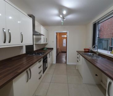 3 bedroom semi-detached house to rent - Photo 6