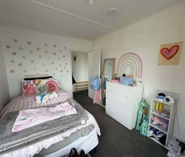 A sunny, tidy & comfortable three bedroom home - Photo 4