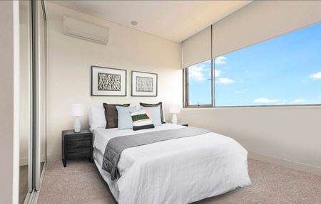 Modern One Bed Apartment with Spacious Balcony & Secure Parking - Photo 2