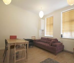 2 Bedrooms Flat to rent in Ifield Road, London SW10 | £ 415 - Photo 1