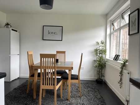 4 Bed Terraced House, Kelso Gardens, LS2 - Photo 4