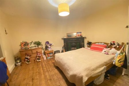 4 bedroom semi-detached house to rent - Photo 4