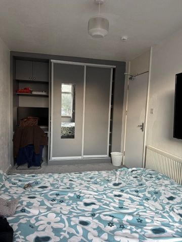 Room in a Shared House, Caletock Way, SE10 - Photo 5