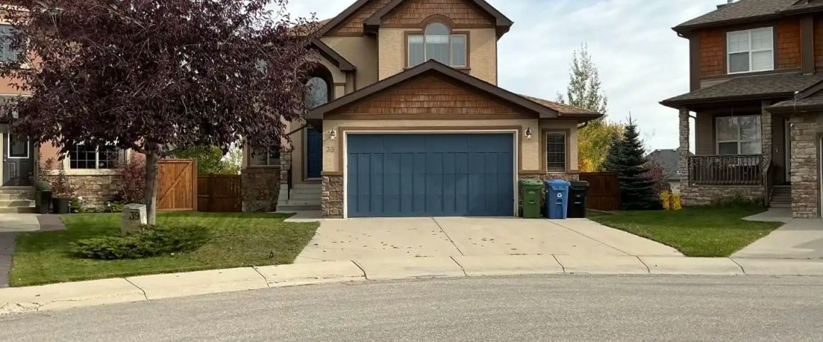 35 Tremblant Point SW — 4 Bedrooms - Photo 1