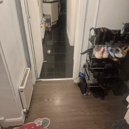 Room in a Shared House, Robinhood Way, SW15 - Photo 4