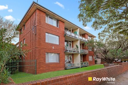 Beautifully Presented 2 Bedroom Unit - Photo 3