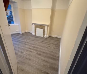 4 Bed Terraced House, Ridgeway Gardens, IG4 - Photo 4