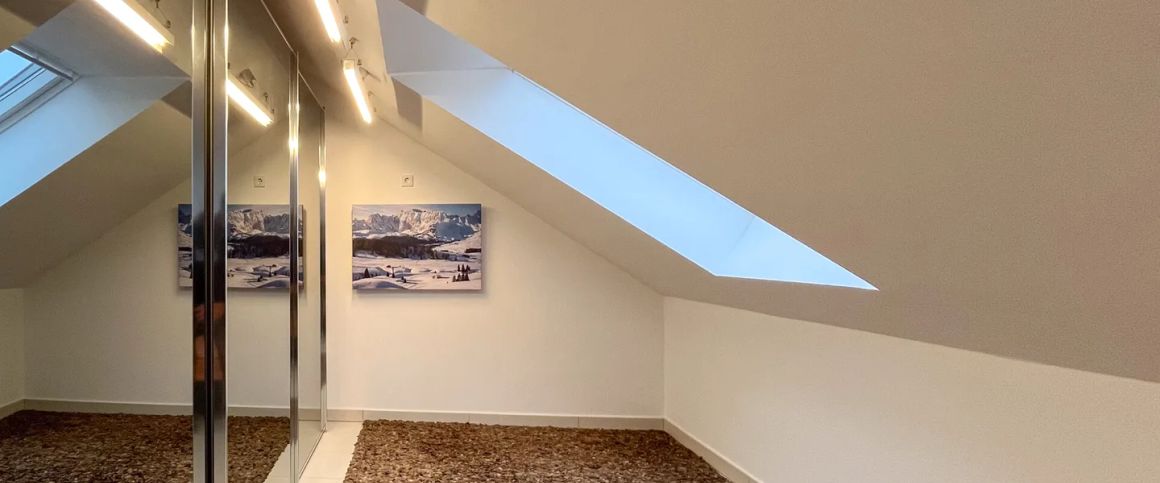 Komfortable seniorenfreundliche Dachgeschosswohnung mit Aufzug und Balkon - Photo 1