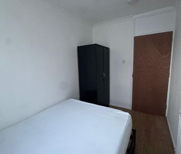 4 bedroom semi-detached house to rent - Photo 5