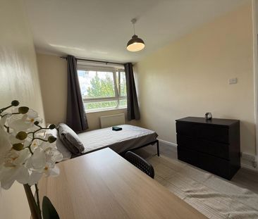 Room in a Shared Flat, Brownfield St, E14 - Photo 2