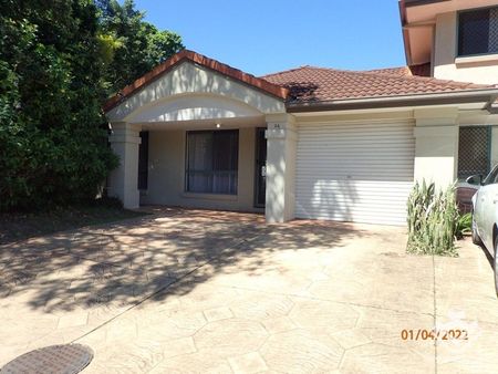 Gorgeous bright unit AVAILABLE NOW, generous grassed yard, pet friendly on application! - Photo 5