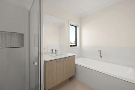 Modern elegance meets effortless living - Photo 5