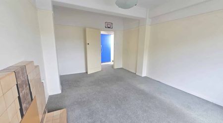 SMARTLY PRESENTED ART DECO APARTMENT - Photo 4