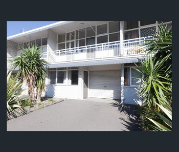 Beachside, Central Location – Classic 2-Bedroom Townhouse - Photo 3