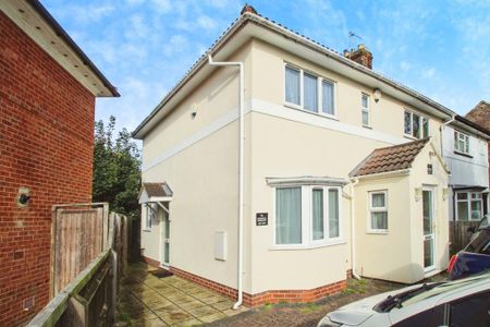 3 bedroom semi-detached house to rent - Photo 4