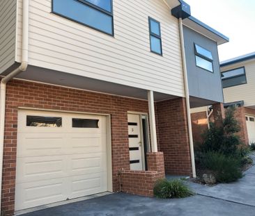 Stylish Townhouse in the heart of Lilydale - Photo 3
