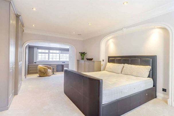 Superb Luxury home with indoor pool, outdoor kitchen and wraparound garden, beautifully furnished and well located, backing onto Mere Golf Course between Knutsford and Hale - Photo 1