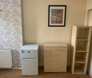 4 bedroom flat to rent - Photo 3