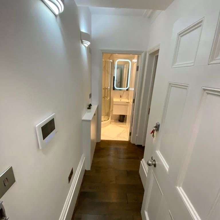 A superbly presented ground floor studio apartment in this beautiful Georgian conversion in the centre of Reading. Offered fully furnished and with gated parking. - Photo 1