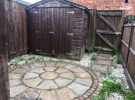 Spacious Bed Terraced House // Jul, LN5 - Photo 2