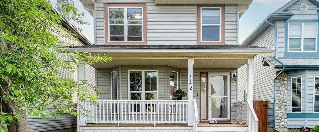 Bright & Clean 3 Bed, 2.5 Bath House, Free High Speed Internet — 3 Bedrooms House - Photo 1