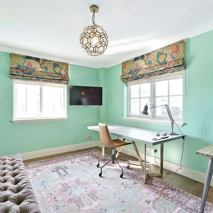 A fabulously located apartment with direct views of the River Thames and Windsor Castle, just off Eton High Street close to Station, shops and restaurants. - Photo 1