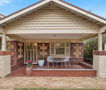 “FAMILY HOME WITH PLENTY OF CHARACTER” - Photo 4