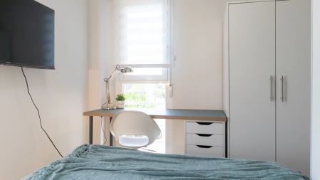 Room in a shared 6-bedroom apartment for rent in Valverde, no couples - Photo 2