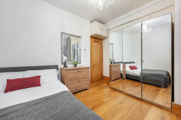 2 bedroom flat in London - Photo 1