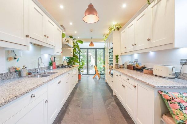 4 bedroom end of terrace house to rent - Photo 1