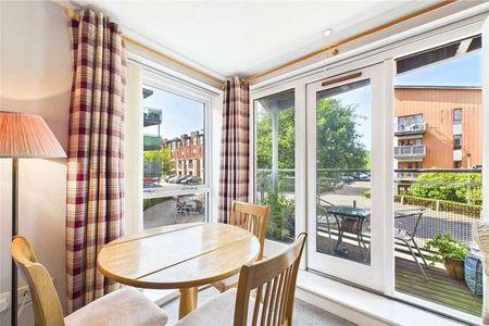 Commonwealth Drive, Three Bridges, Crawley, West Sussex, RH10 - Photo 3