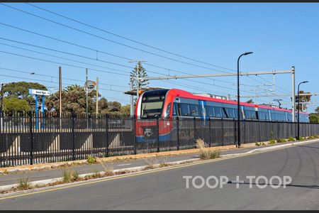 Low maintenance home in a perfect location! - Photo 2