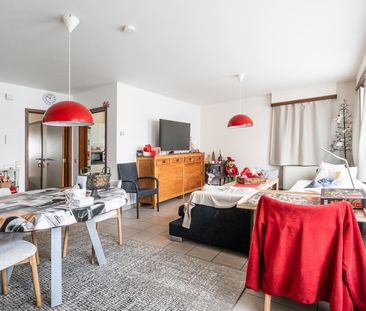 GELIJKVLOERS APPARTEMENT MET 2 SLPKS, GARAGE EN TUIN - Photo 2