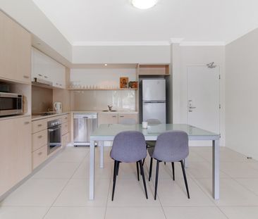 FULLY FURNISHED 1 BEDROOM APARTMENT- LOCATED CLOSE TO BOND UNI IN V... - Photo 1