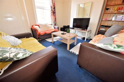 4 bedroom House in School View, Leeds - Photo 4