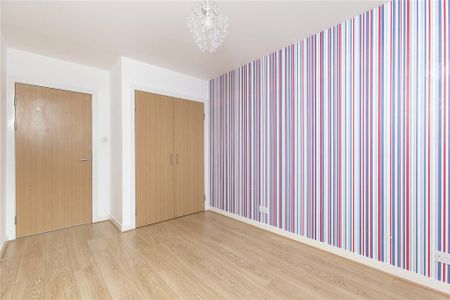 3 bedroom flat to rent - Photo 4