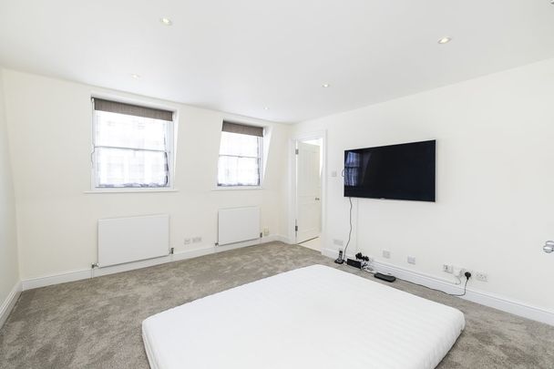 4 bedroom mews to rent - Photo 1