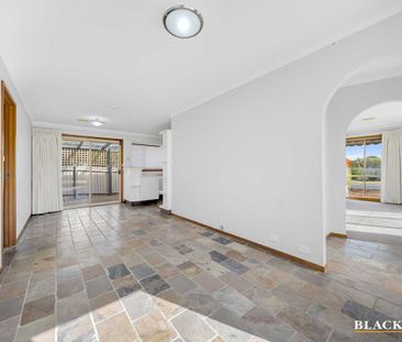 SPACIOUS, SINGLE LEVEL HOME - Photo 2