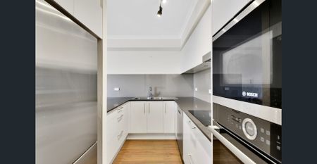 Light-Filled Two-Level Apartment with Rooftop Terrace - Photo 3